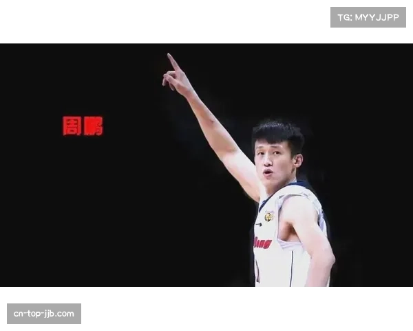 【2026年4月CBA联赛·人物·特写特写：老将周鹏在更衣室为年轻队友讲解防守录像